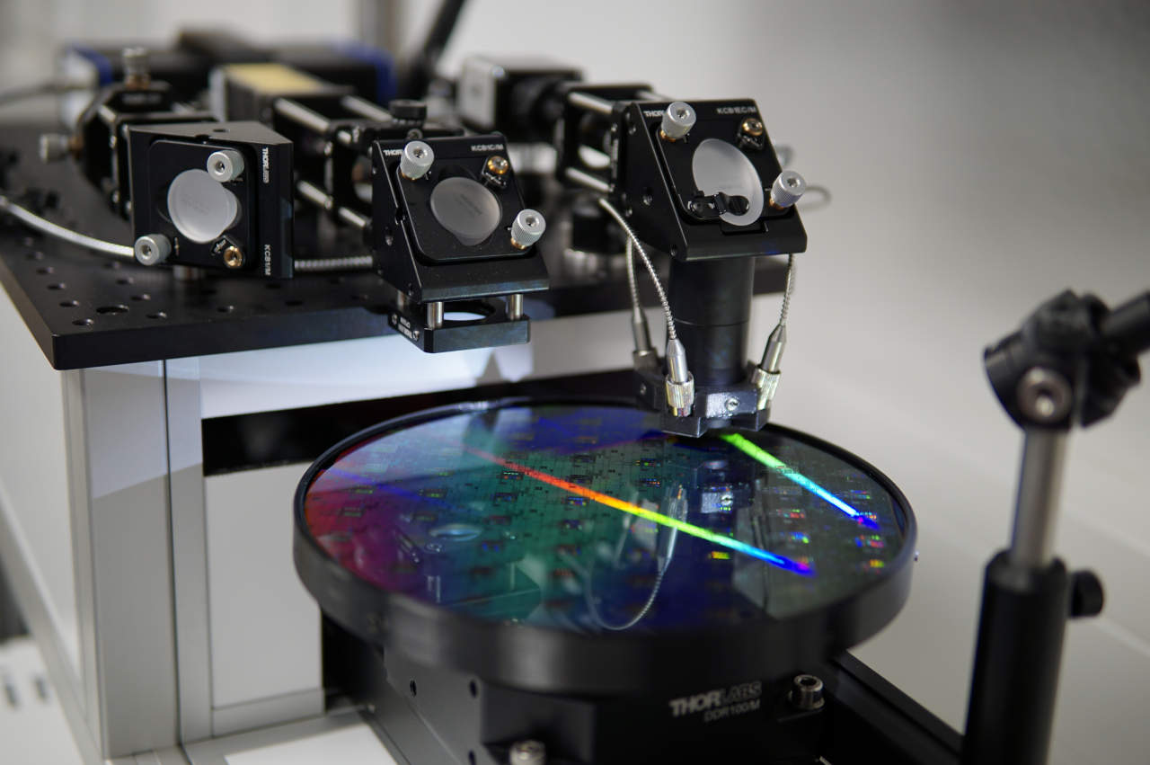The measurement setup serves to analyze the surface quality of structured semiconductor wafers. It features specialized hyperspectral measuring devices.