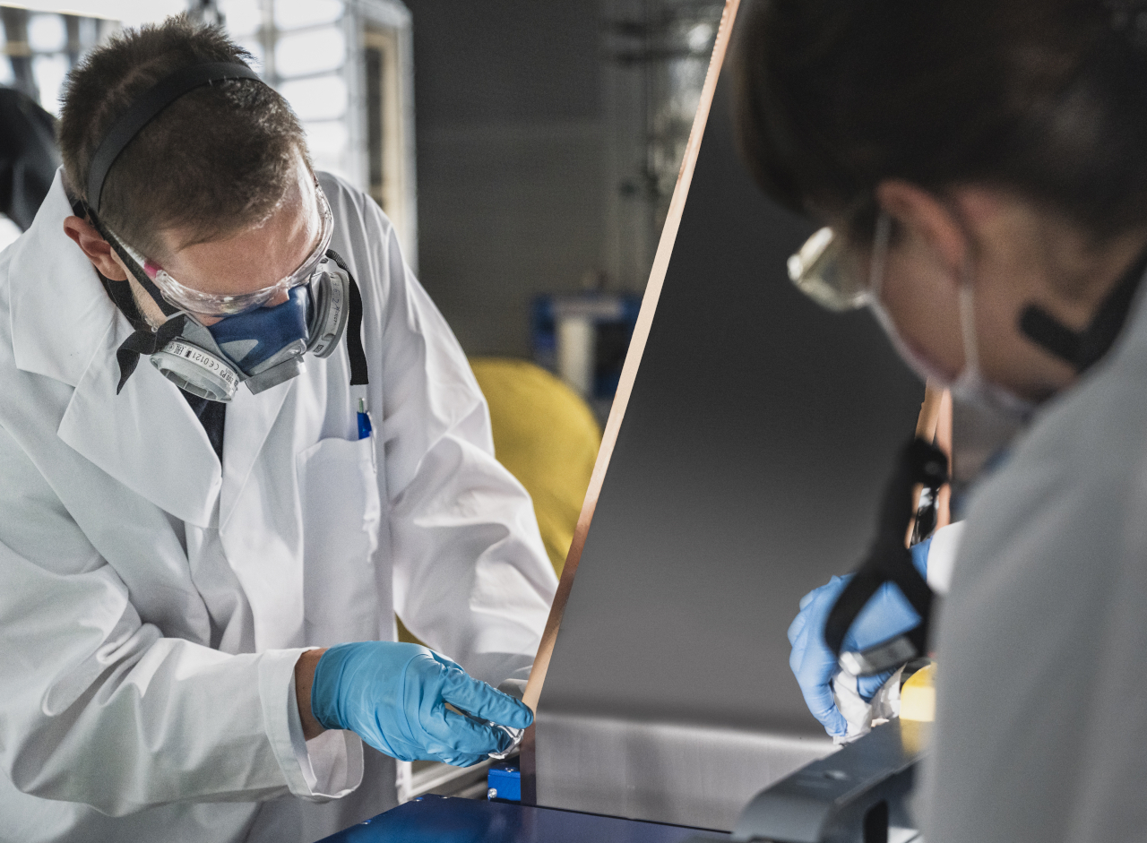 Conventional processes for manufacturing battery electrodes involve mostly toxic solvents and require a lot of space and energy. This is not the case with DRYtraec® – a new dry-coating process.