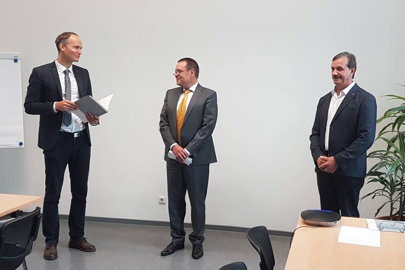 Dr. Udo Klotzbach (center) is solemnly appointed honorary professor by Prof. Dr. Gunther Goebel (left) and Prof. Dr. Winfried Heller (right).