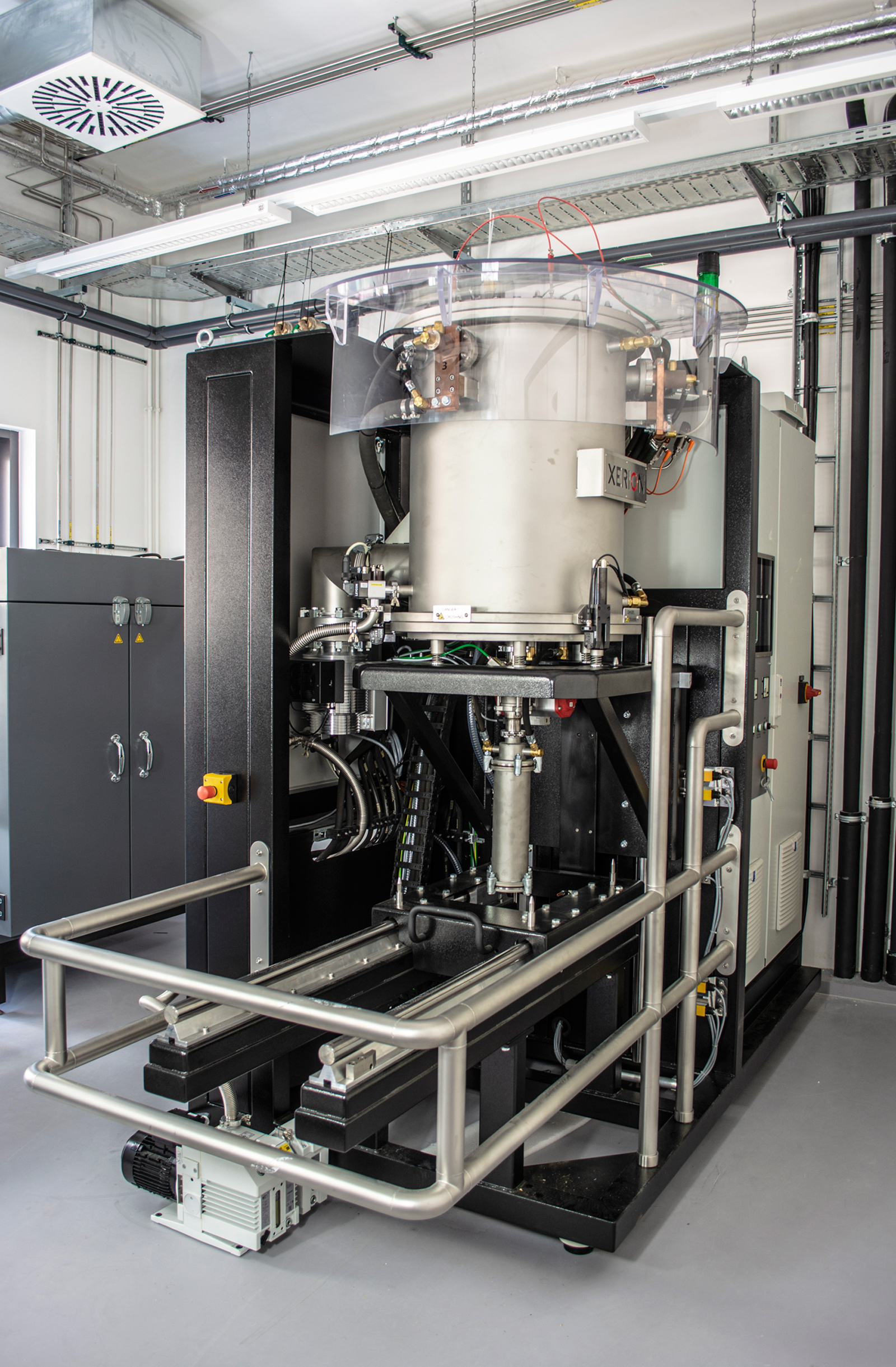 The finishing is done in the ”cold wall furnace”. First the binder is driven out. In the subsequent sintering process, the component receives its final properties. The finishing is done in the ”cold wall furnace”. First the binder is driven out. In the subsequent sintering process, the component receives its final properties.