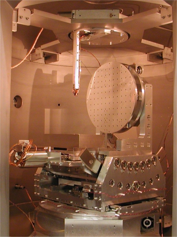 2002: Under the leadership of the Fraunhofer IWS, an EUV laboratory reflectometer was designed, allowing the optical EUV mirror characterization independently of synchrotron beam sources. The picture shows a view into the goniometer chamber where mirror substrates up to ø 500 mm can be measured.