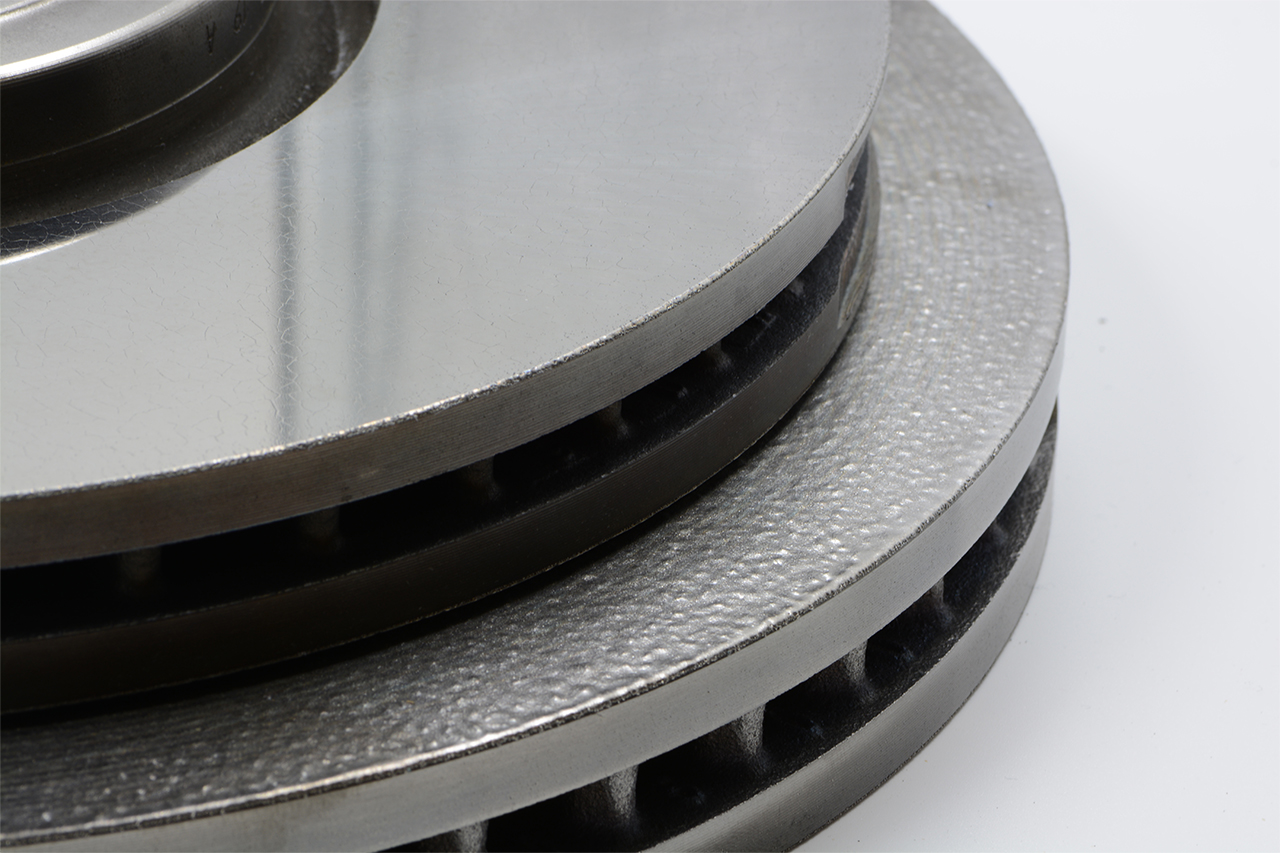 HICLAD is a cost-effective coating solution for the tailoring of brake disc’s corrosion resistance, friction behavior and reduced particulate emissions (bottom: as-clad condition; top: finish grinded condition).