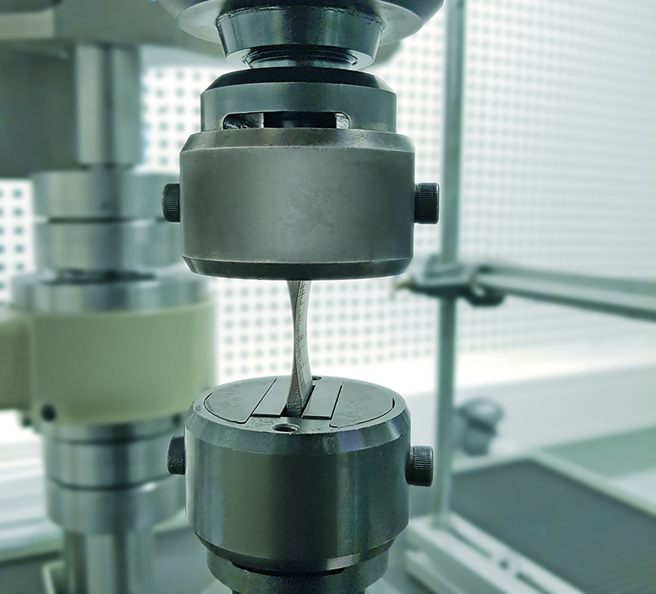 This fatigue sample was additively manufactured from Ti-6Al-4V and its thickness is homogeneously reduced in the middle of the sample. The properties of thin-walled structures can be derived by means of these application-oriented sample shapes.