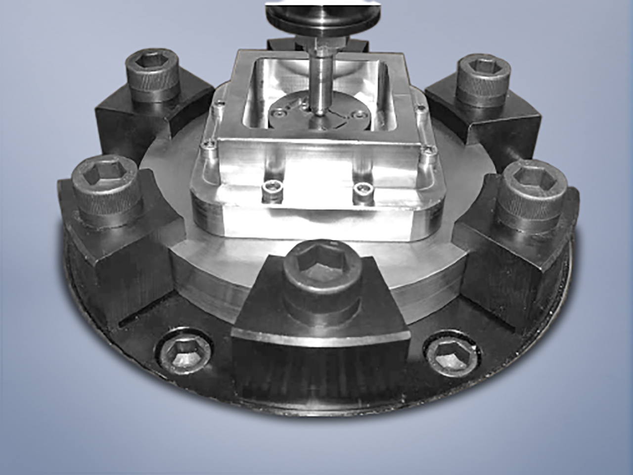 The modular impact testing device allows different test samples to be tested at defined temperatures and in technical liquids.