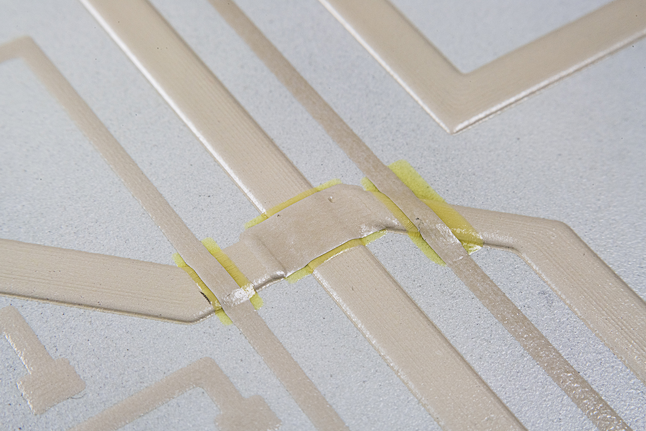 In order to be able to deliberately conduct the current flow even in the case of crossing conductive paths, the research team applies a non-conductive interlayer between the crossing conductive paths. In order to be able to deliberately conduct the current flow even in the case of crossing conductive paths, the research team applies a non-conductive interlayer between the crossing conductive paths.
