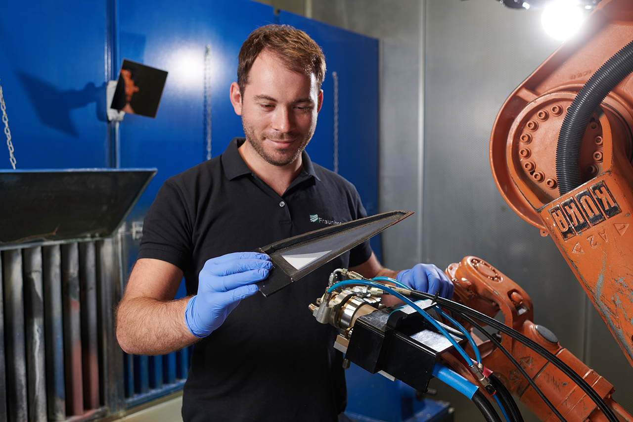 The project results of Manuel Reif's team for heating aircraft wings can also be transferred to wind turbine blades. Further potential applications are emerging wherever weight is a key factor – for example in the automotive industry, train transportation or shipbuilding. The project results of Manuel Reif's team for heating aircraft wings can also be transferred to wind turbine blades. Further potential applications are emerging wherever weight is a key factor – for example in the automotive industry, train transportation or shipbuilding.