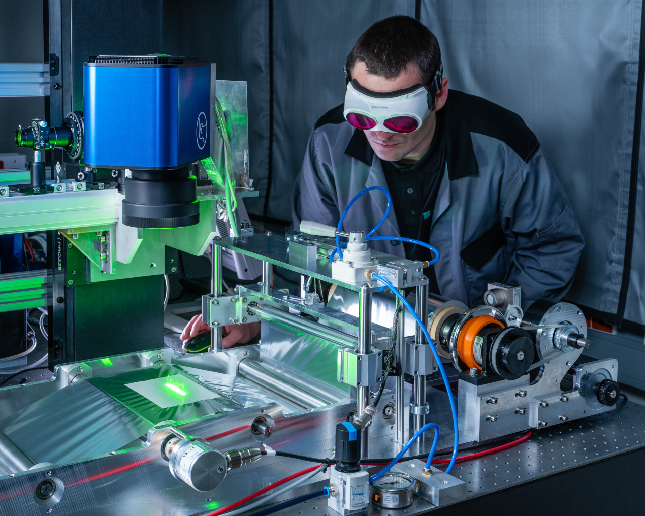 Fraunhofer IWS researchers transfer the patented laser interference process to the roll-to-roll principle. Fraunhofer IWS researchers transfer the patented laser interference process to the roll-to-roll principle.
