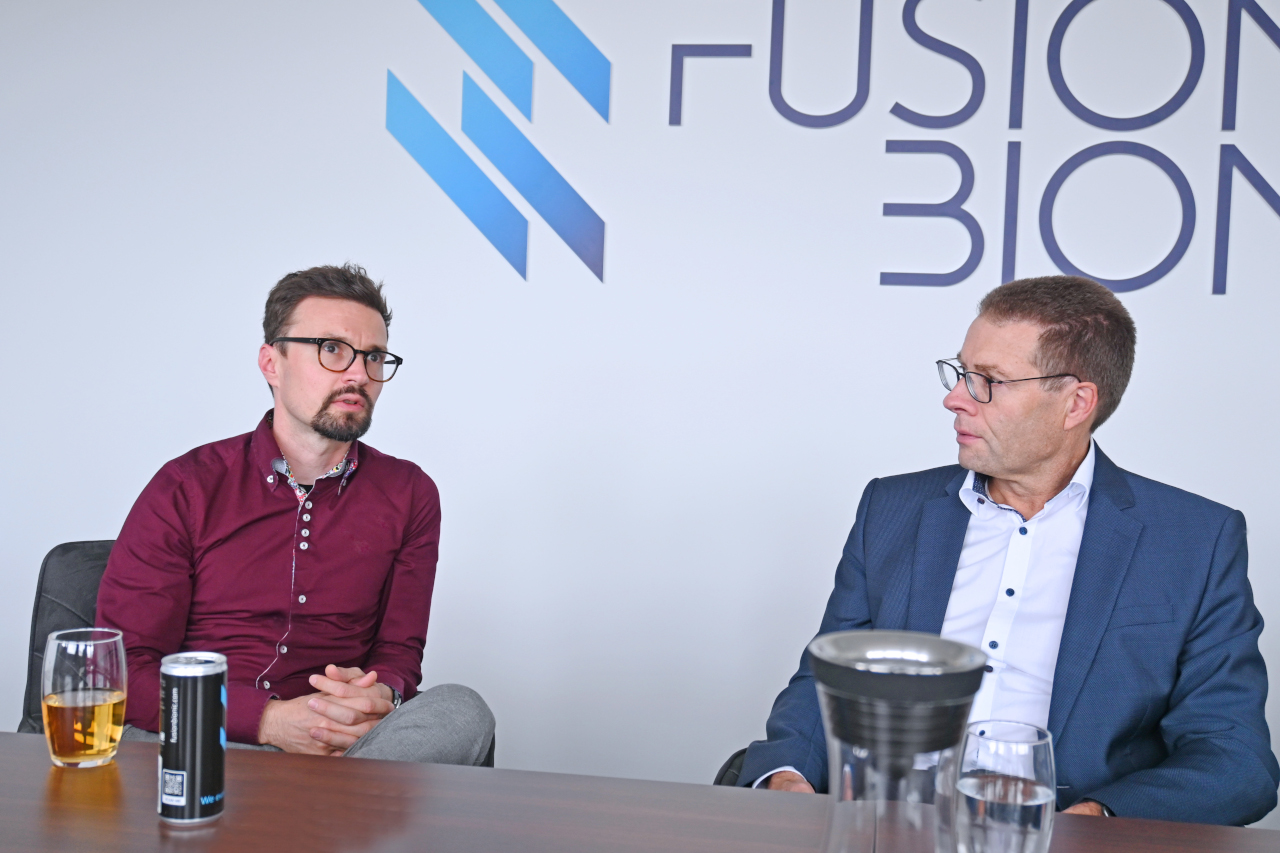 Dr. Tim Kunze (l.) and Prof. Christoph Leyens reflect in an interview on the first year after the former Fraunhofer IWS scientists had spun off the institute.