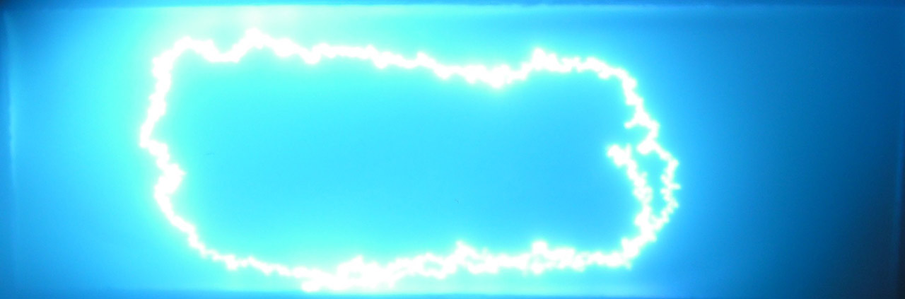 The magnetically controlled arc discharge moves rapidly across the rectangular cathode. Extremely high temperatures prevail in the microscopically small focal spots of the discharge, leading to local vaporization and ionization of the cathode material. The plasma generated in this way is used for coating. The magnetically controlled arc discharge moves rapidly across the rectangular cathode. Extremely high temperatures prevail in the microscopically small focal spots of the discharge, leading to local vaporization and ionization of the cathode material. The plasma generated in this way is used for coating.