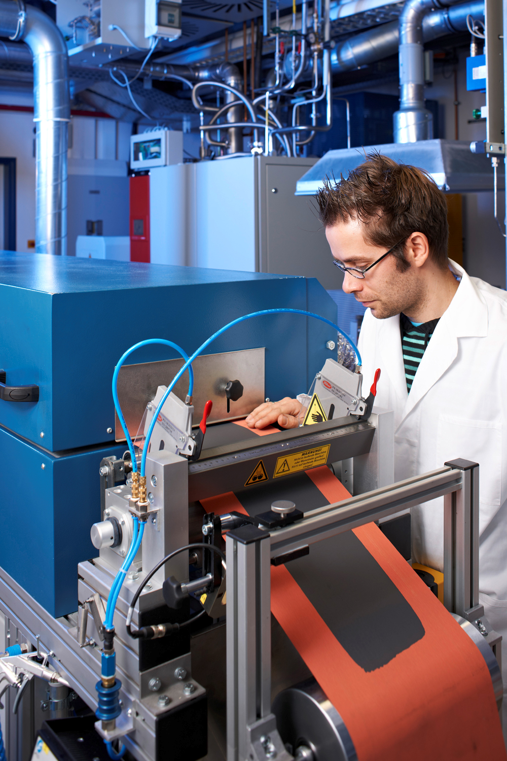 Roll-to-roll coating of electrodes at IWS: The scientists now have optimized the design of anode and cathode for lithium-sulfur batteries. Roll-to-roll coating of electrodes at IWS: The scientists now have optimized the design of anode and cathode for lithium-sulfur batteries.
