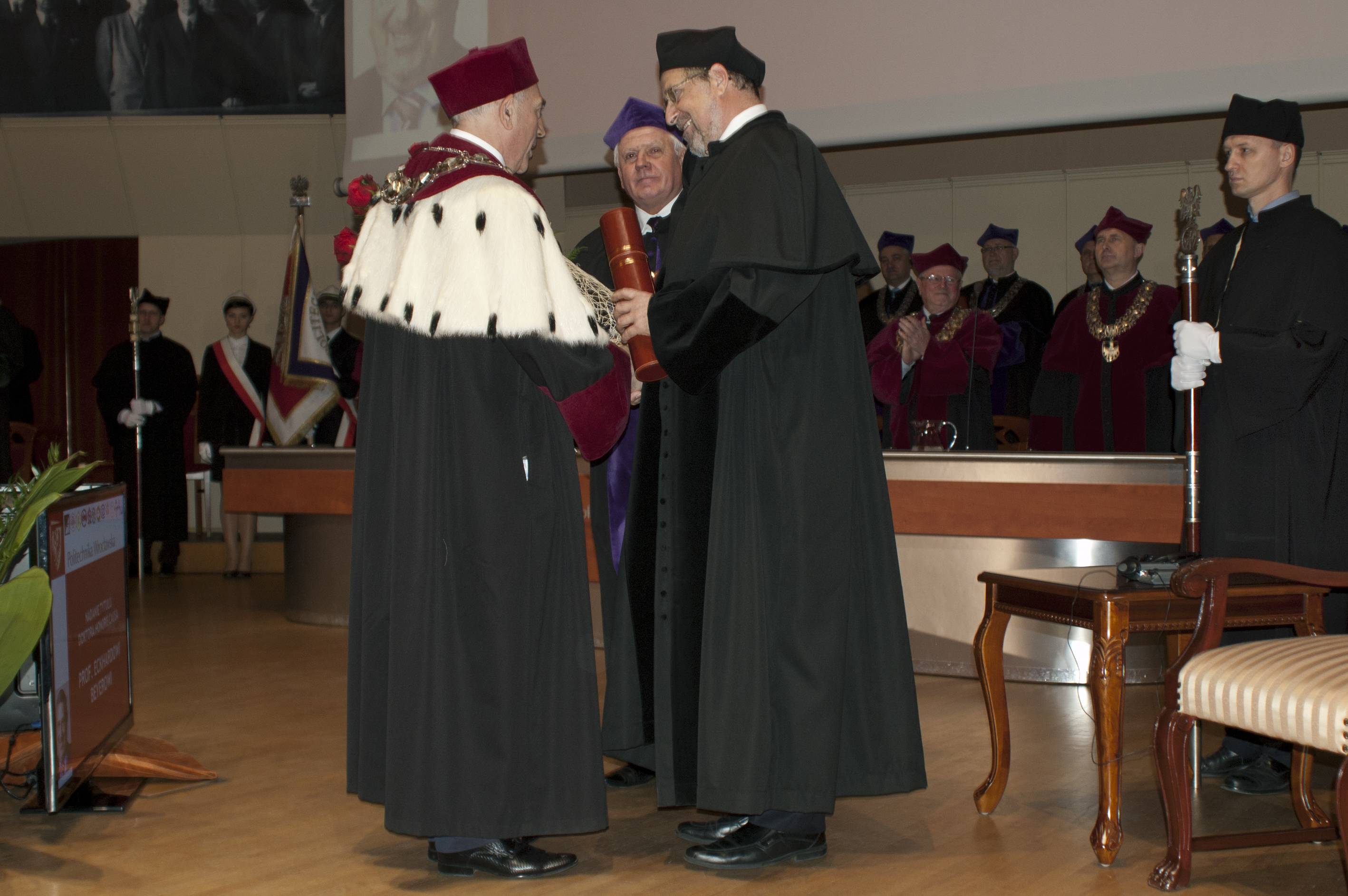 Prof. Dr.-Ing. habil. Tadeusz Wieckowski (lefts) awards Prof. Dr.-Ing. habil. Eckhard Beyer (right) the honorary doctorate degree
