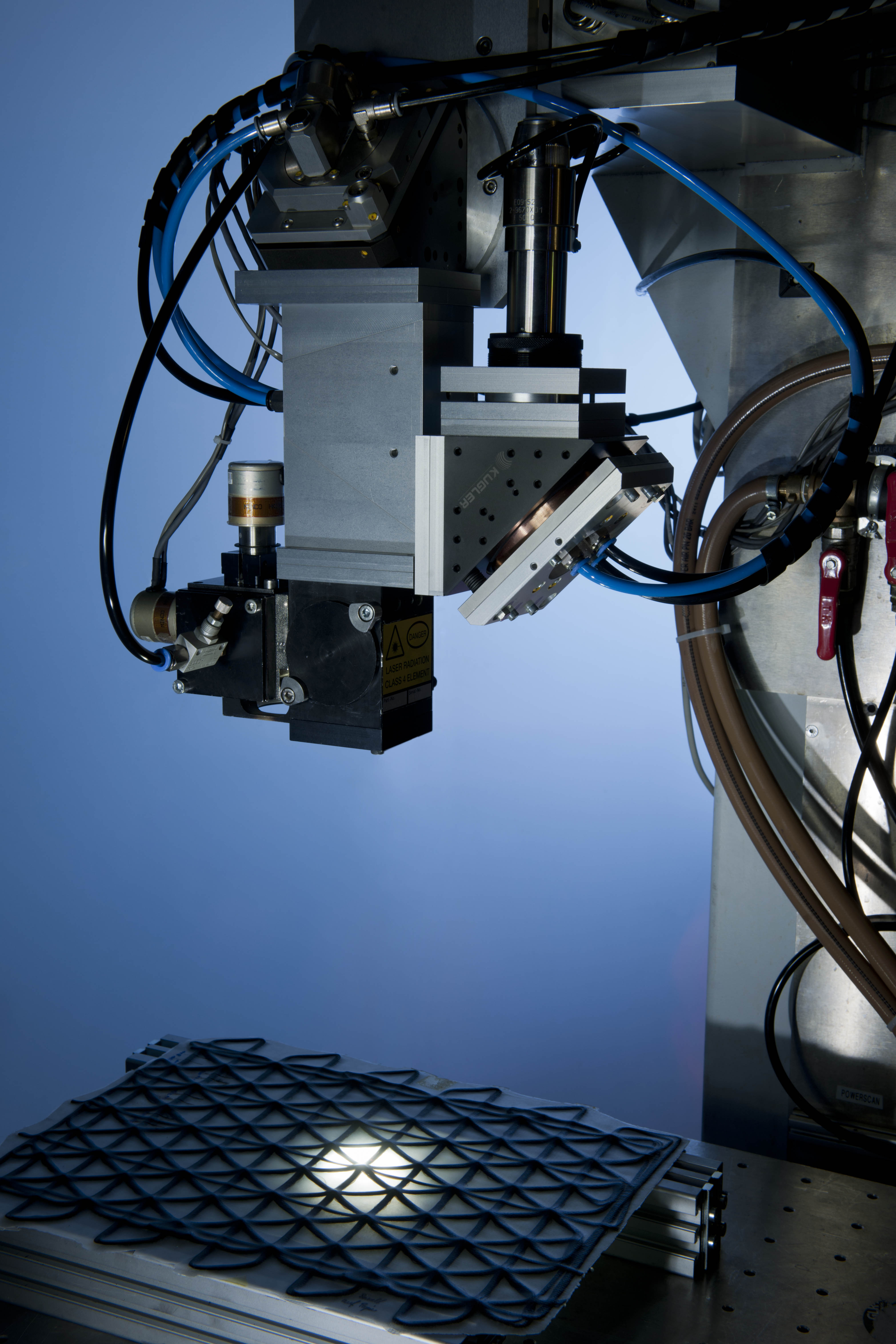 Multi-Wavelength Optics (MWO) for cutting of isogrid structures consisting of CFPR and GRP com-pounds © Fraunhofer IWS Dresden / Jürgen Jeibmann