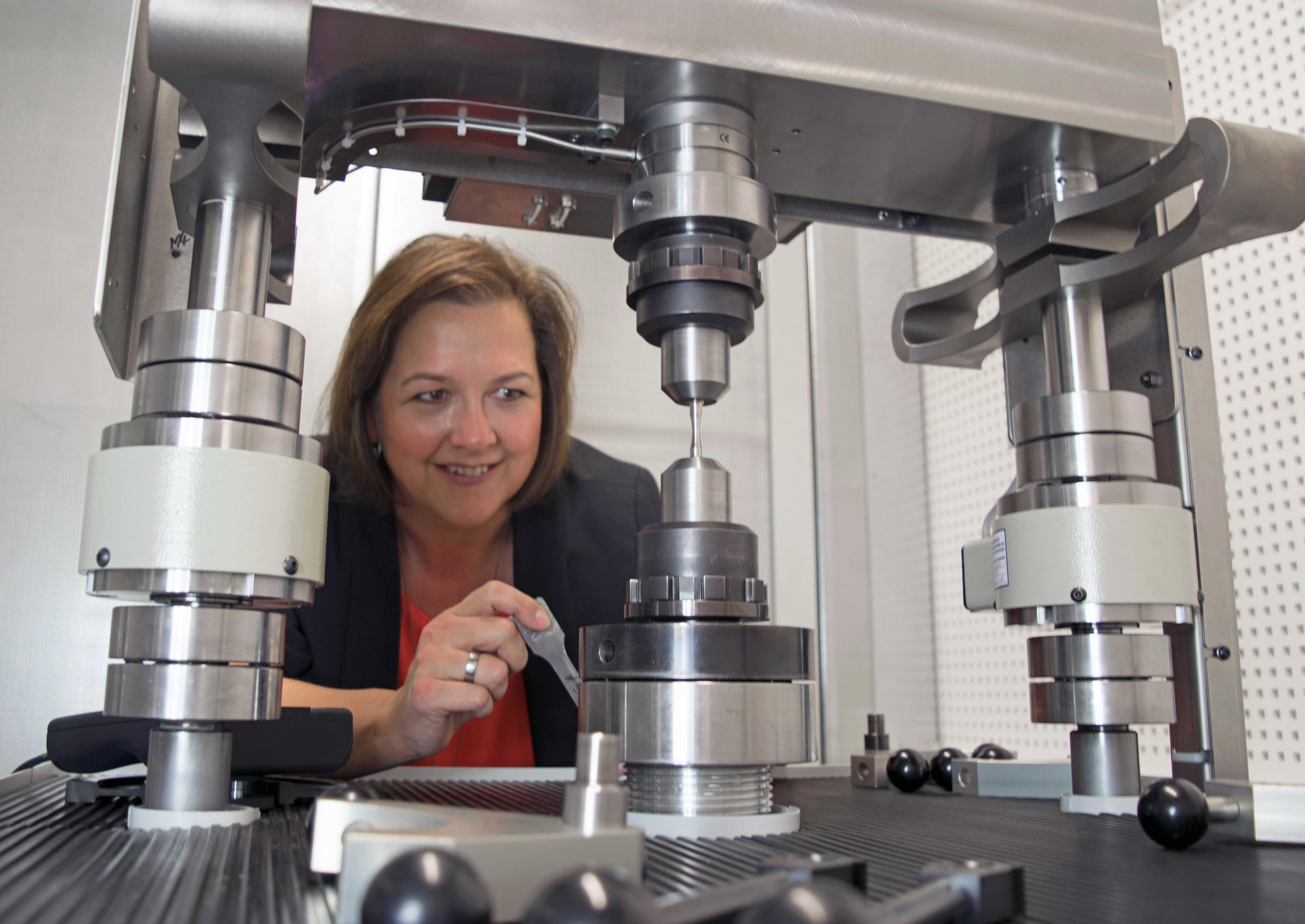 Prof. Dr. Martina Zimmermann working at the 1000-Hz-resonance pulsator at Fraunhofer IWS Dresden