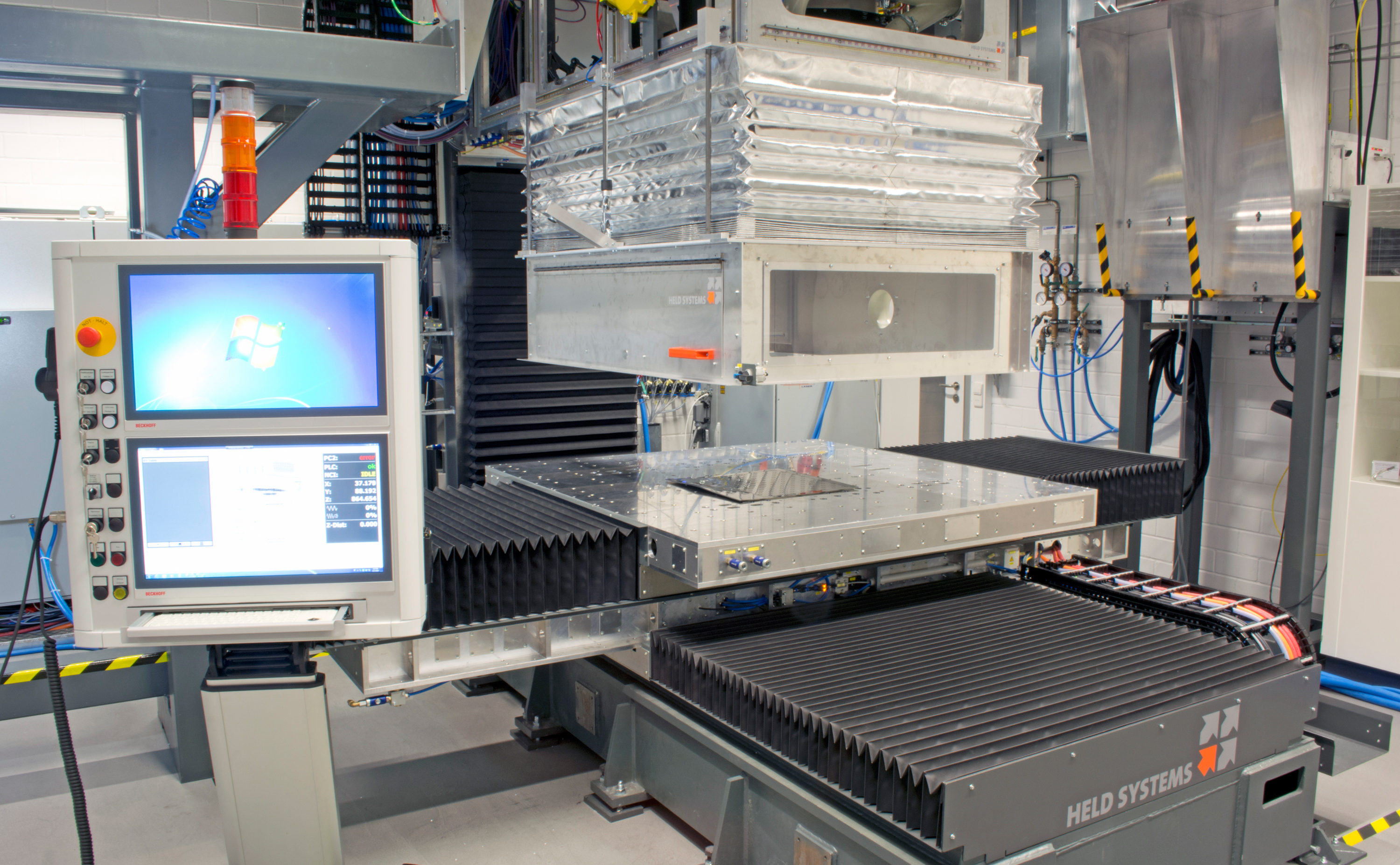 The multi remote system of the Fraunhofer IWS Dresden processes large areas by means of laser radiation and atmospheric pressure plasma. 