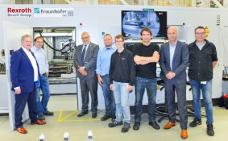 Inaugurated the modified system: Dipl.-Ing. Bernd Bodenstedt (l.) and Prof. Dr. Eckhard Beyer (3. f. l.) with Holger Hillig (2. f. l.), Jan Hannweber (4. f. l., both Fraunhofer IWS), Rene Weidauer (LSA, 5. f. l.) as well as Uvar Broug, Arthur Brussaard and Roy Orbon (Bosch Rexroth, f. l.).