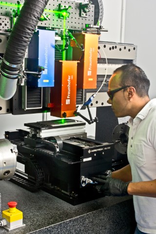 Alfredo Aguilar, Scientist with the team Surface Functionalization at Fraunhofer IWS, operates the world’s largest 3D DLIP system based at TU Dresden. 