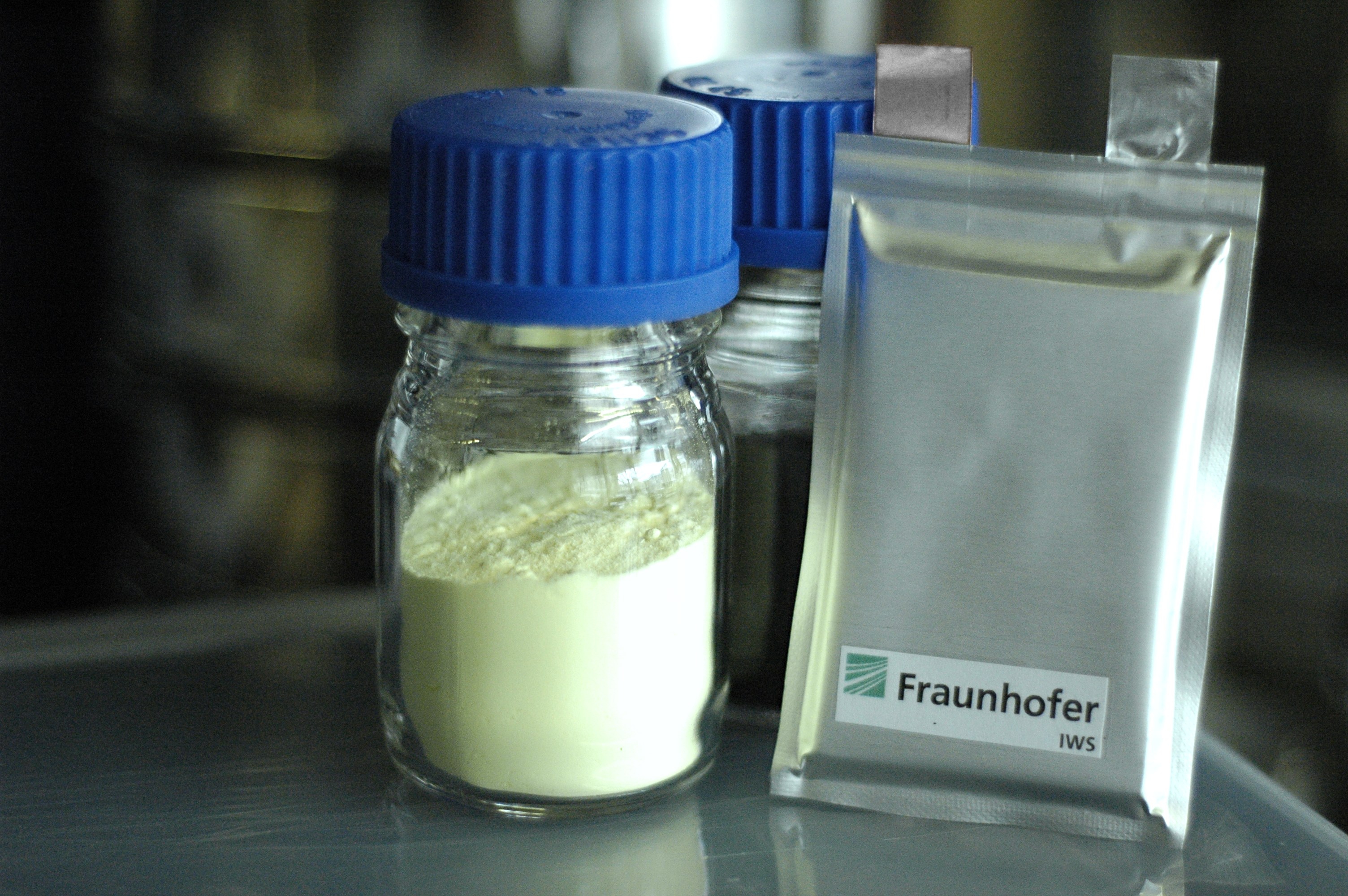 Prototypes of next-generation battery cells are being developed at Fraunhofer IWS. In the “MaLiBa” project scientists use generic lithium anode technology for lithium-sulfur batteries with high volumetric energy density. 