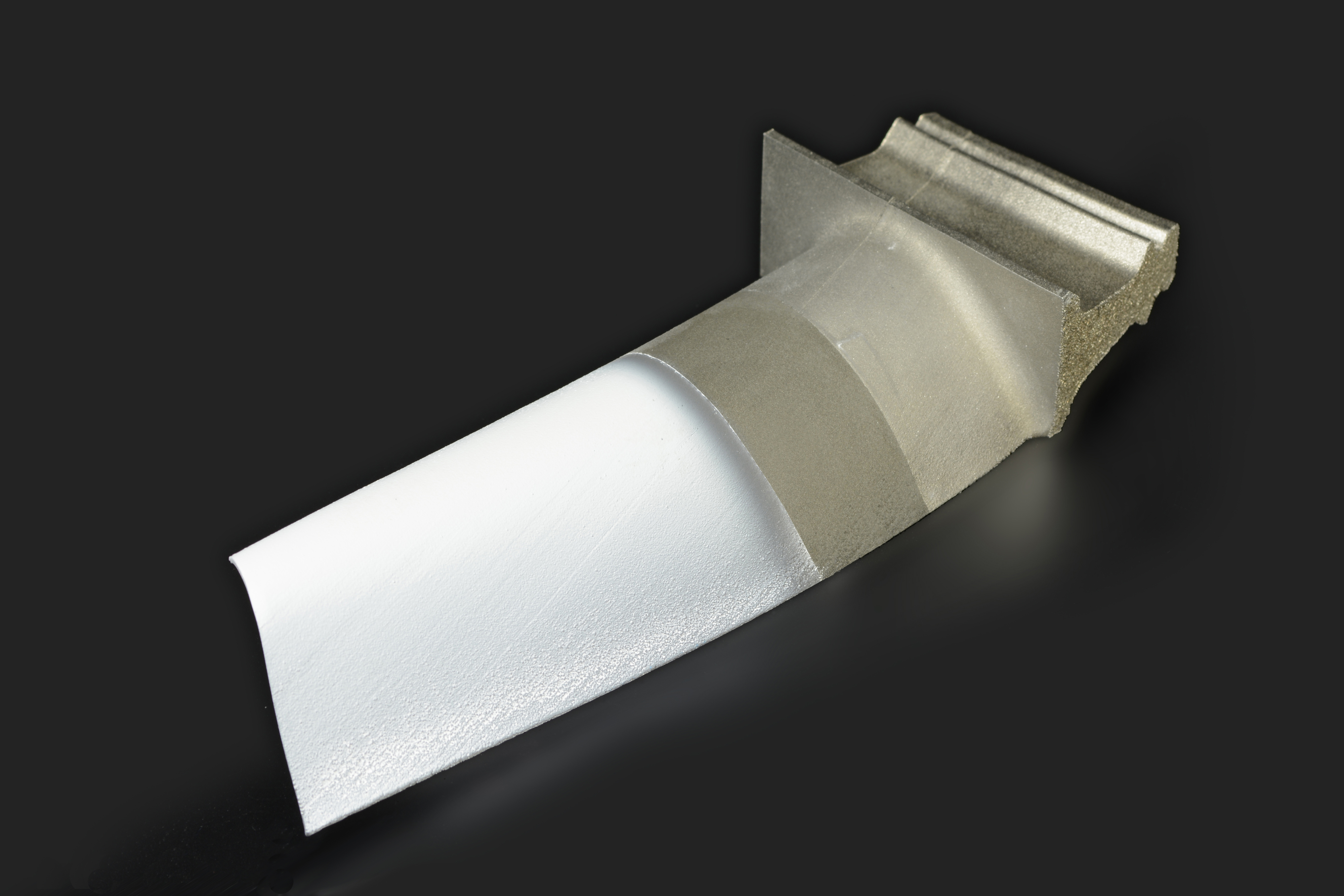 Turbine blade with a thin ceramic coating of yttrium-stabilized zirconium oxide (YSZ): such a thermal barrier coating allows a higher operating temperature in the turbine, which improves the fuel yield.