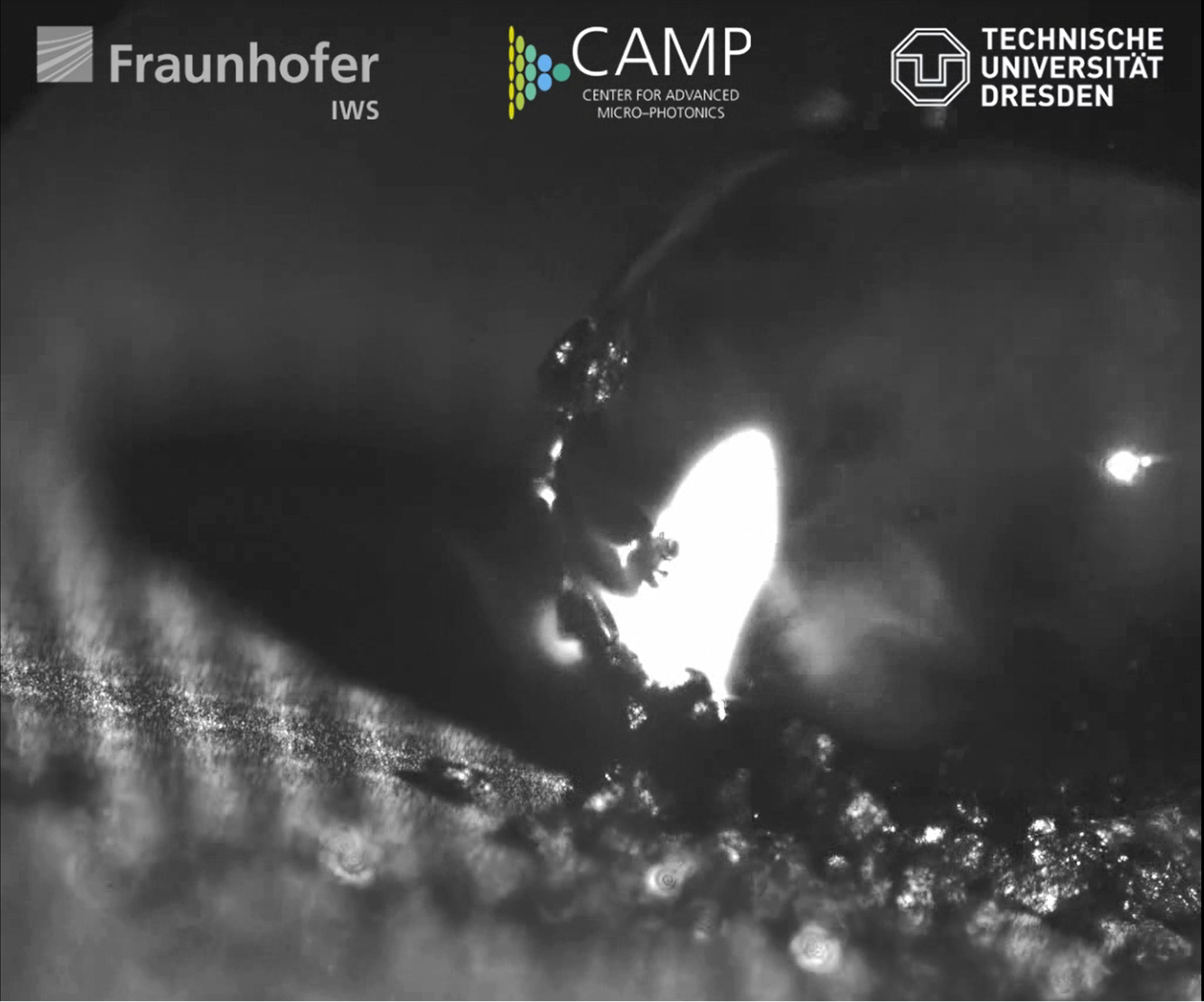 Wassertropfen haften der selbstreinigenden Aluminium-Oberfläche nicht an. Diese hat ein Wissenschaftlerteam des »CAMP« mit direkter Laser-Interferenz-Musterung (DLIP) funktionalisiert.