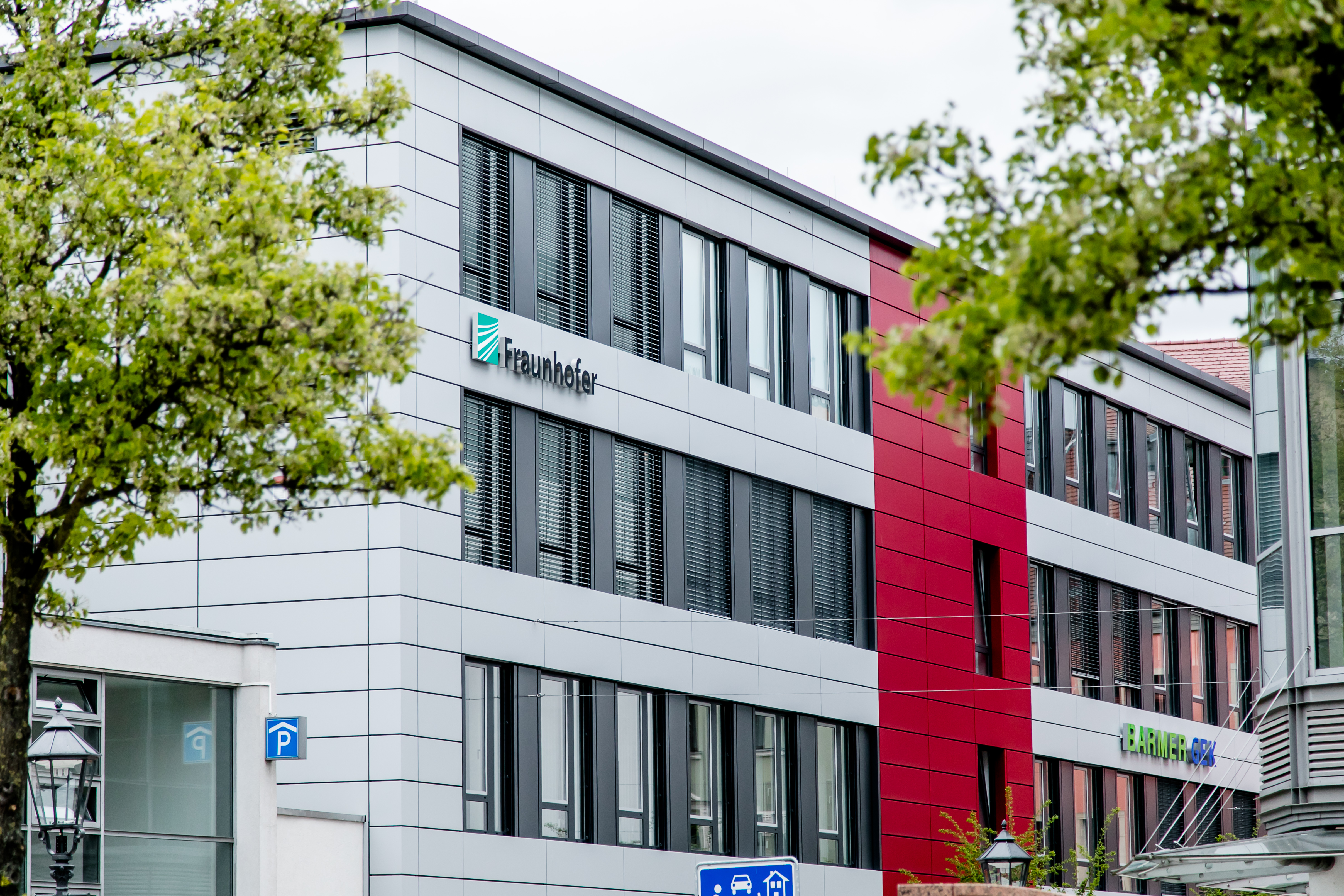 Five years after the launch of the Fraunhofer AZOM Application Center for Optical Metrology and Surface Technologies at Westsächsische Hochschule Zwickau University of Applied Sciences (WHZ), the research institution has been positively evaluated by external reviewers.