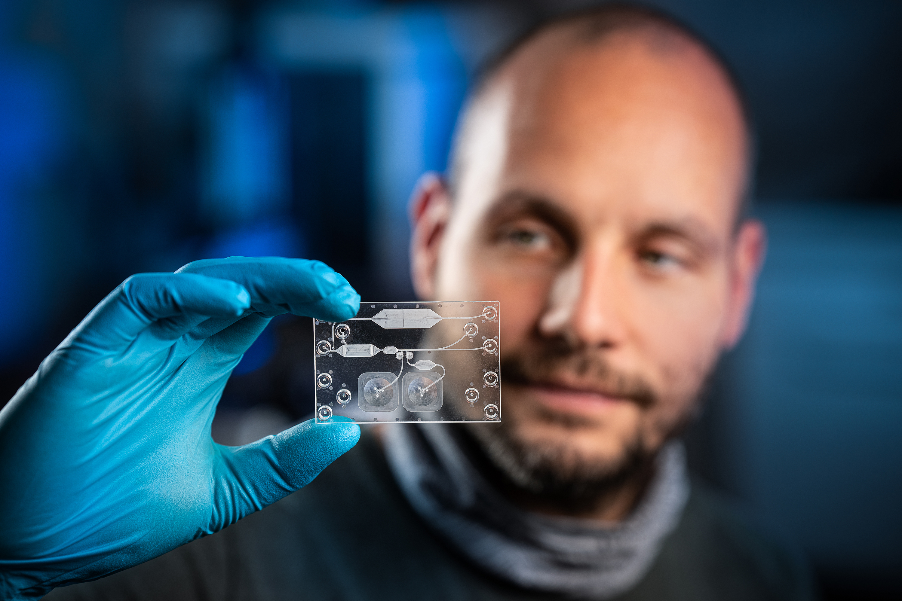 Florian Schmieder checks the prototype of a complex in vitro diagnostic cartridge for blood separation. Fraunhofer IWS is developing new methods for the cost-efficient production of such cartridges with industry partners in the SIMPLE-IVD project.