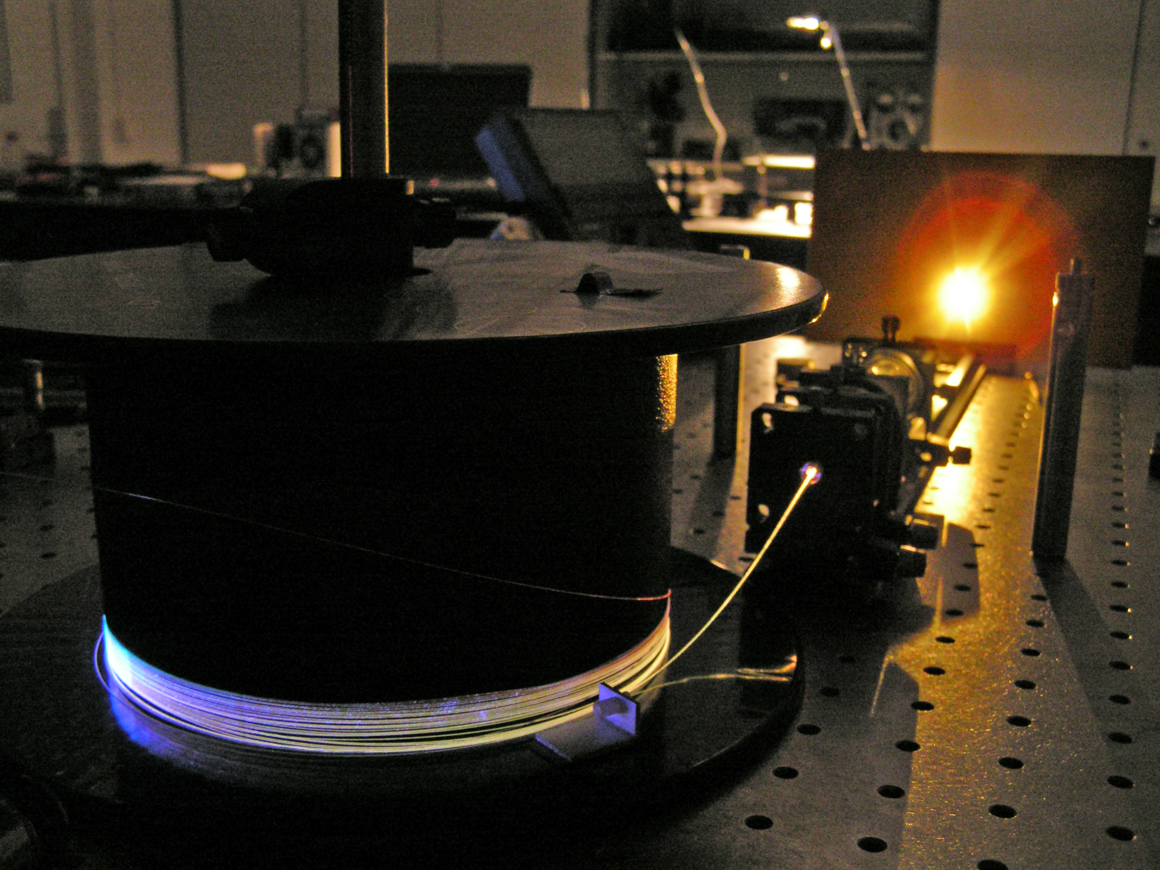 The new laser is one million times brighter than the sun: In this laboratory set-up, it generates a supercontinuum.