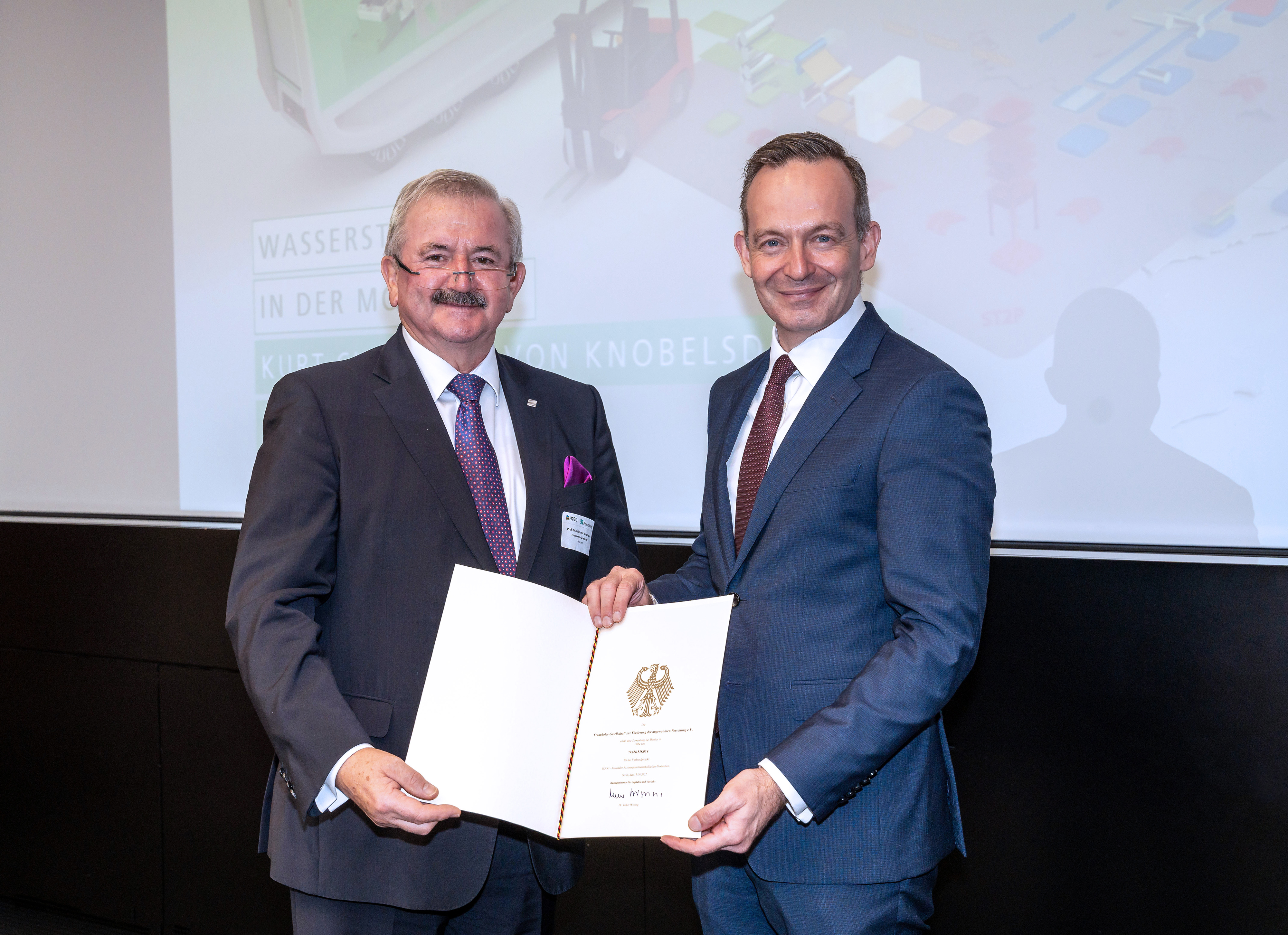 Federal Minister for Transport Dr. Volker Wissing handing over the funding decision of about 80 million euros   to Prof. Reimund Neugebauer, President of Fraunhofer-Gesellschaft.
