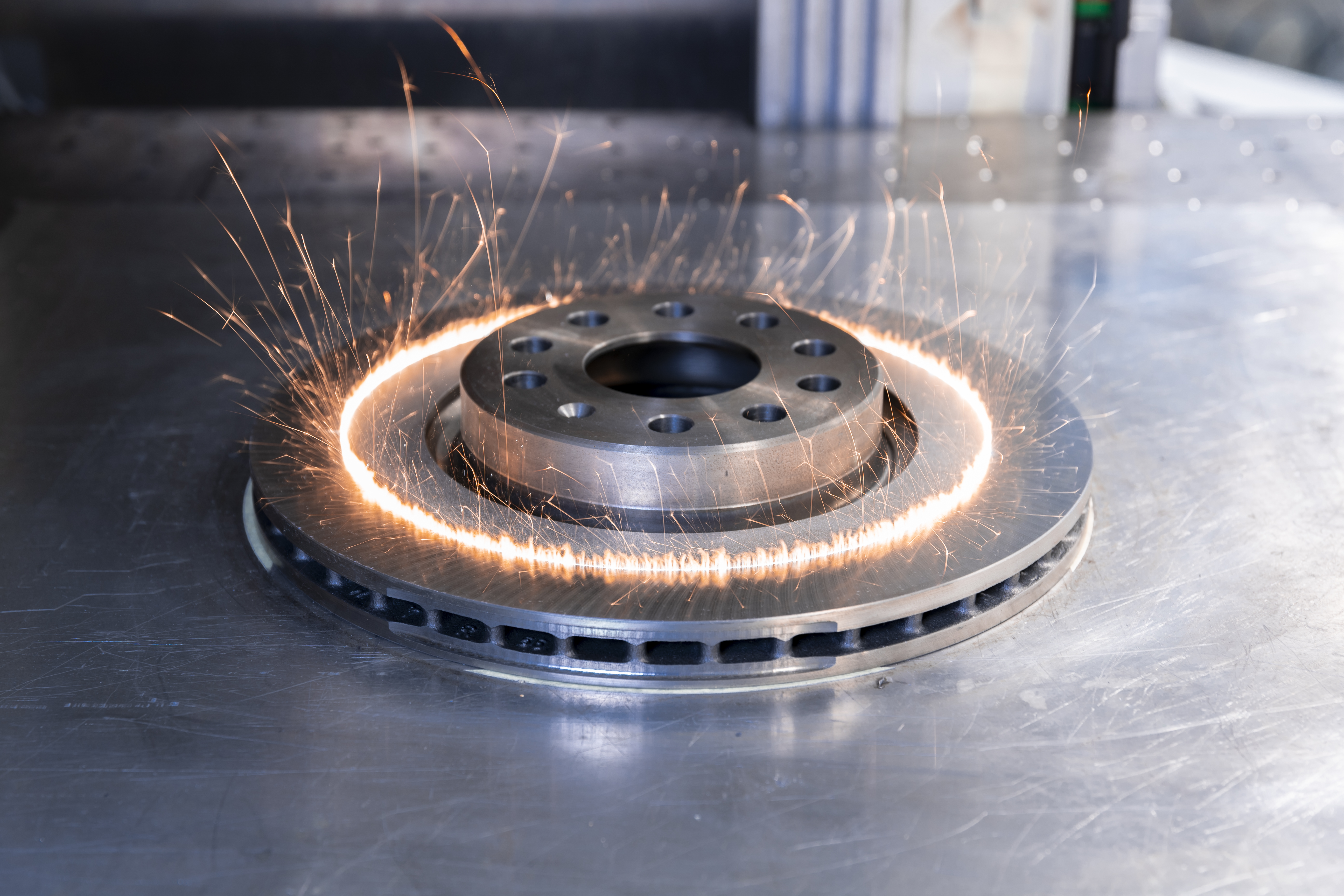 Sandblasting at the speed of light: Fraunhofer IWS uses high-energy light instead of sand grains to clean and roughen – for example the surface of brake discs. For this purpose, researchers developed a laser-based process that realizes cleaning and structuring tasks significantly faster than conventional processes and should result in lower operating costs in series production.