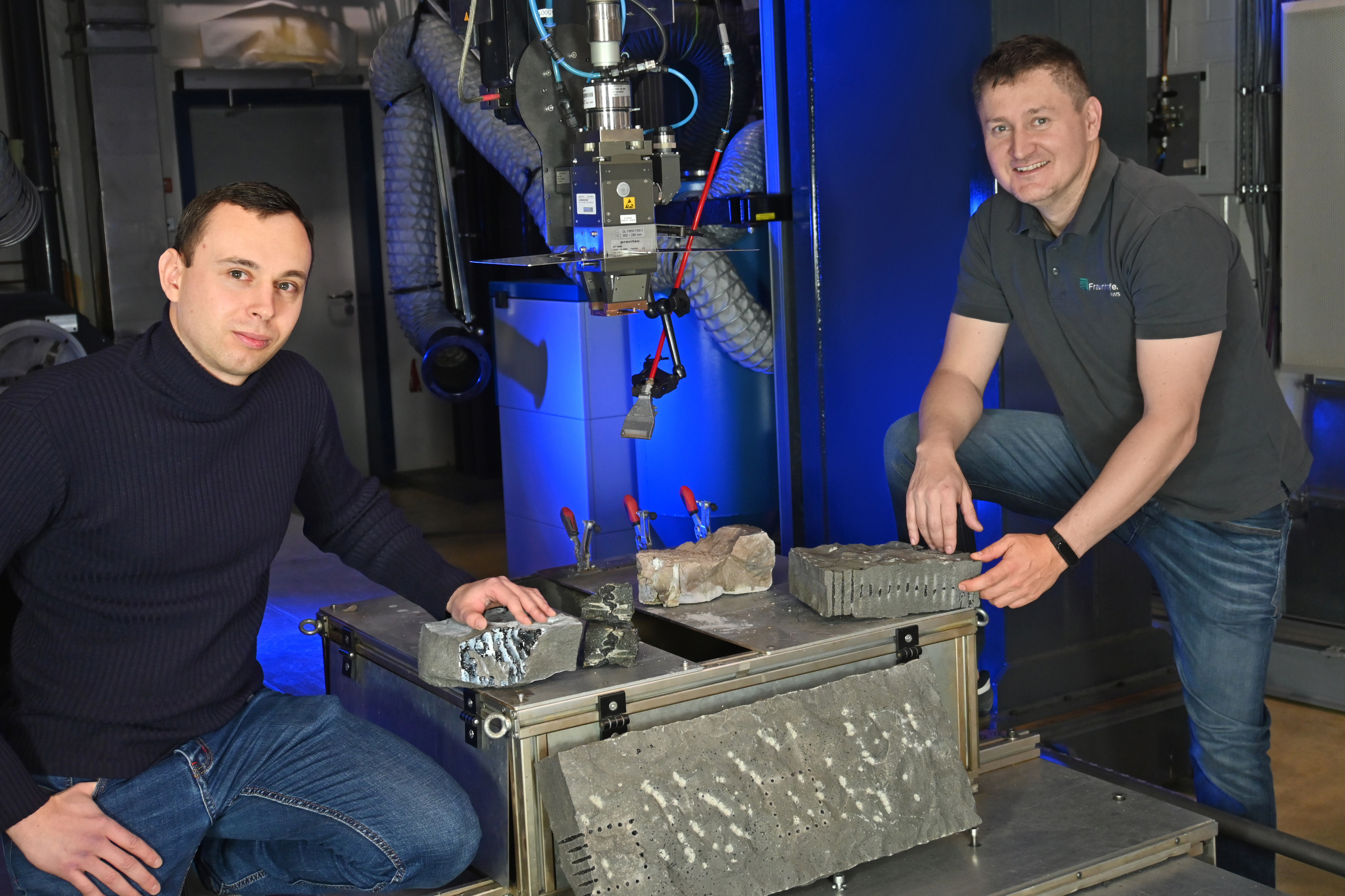 Ukrainian robotics specialist Oleksandr Proskurin (left) has been a visiting scientist in Patrick Herwig’s (right) research group at Fraunhofer IWS in Dresden since the beginning of 2023. Together, they are developing methods to decommission infrastructure destroyed and contaminated by nuclear radiation using laser technology, here in the processing of non-radioactive test material.