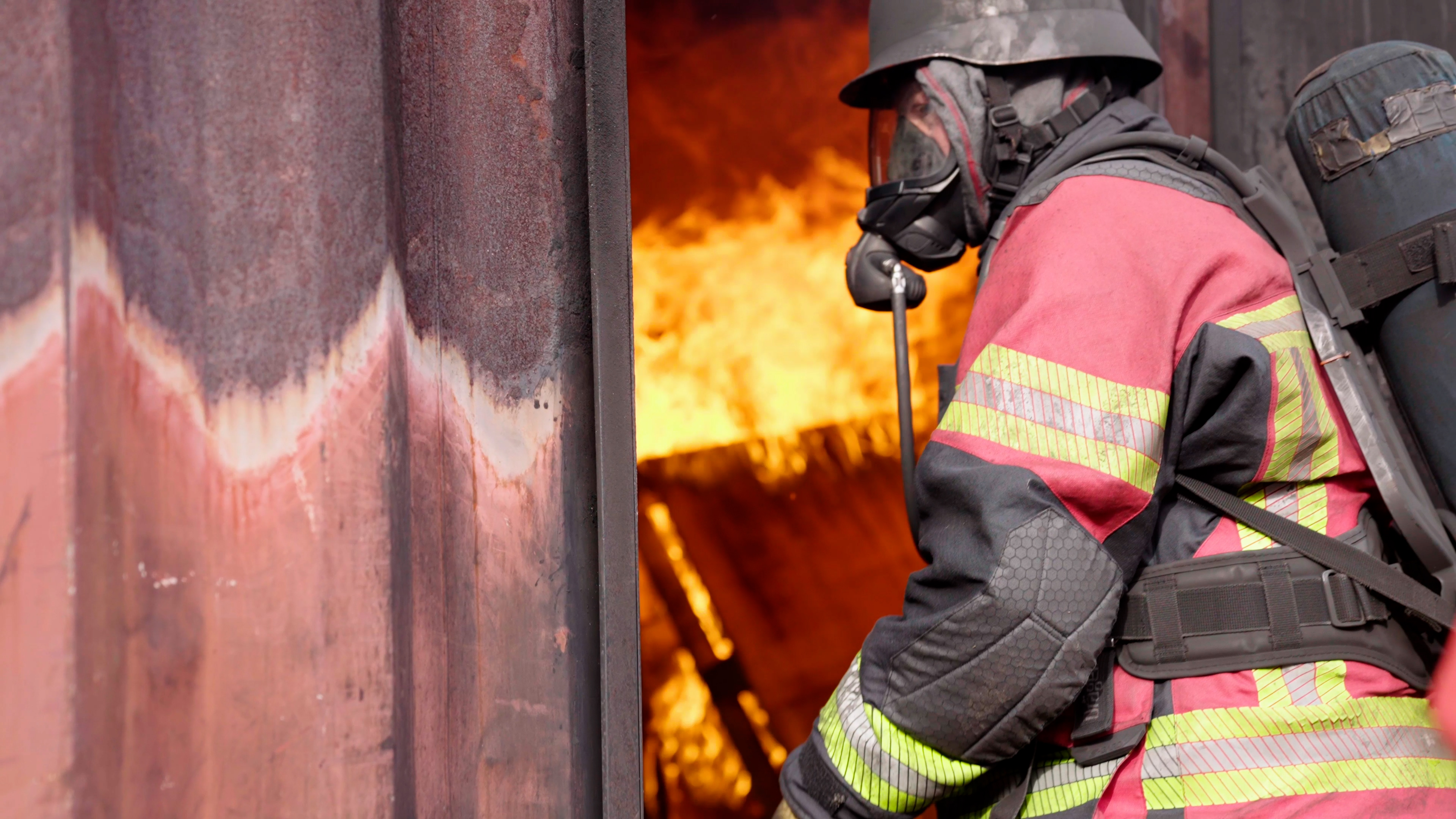The project partners in “3D-PAKtex” set themselves the goal of better-protecting firefighters from the risks posed by PAH toxins by developing new types of protective suits.