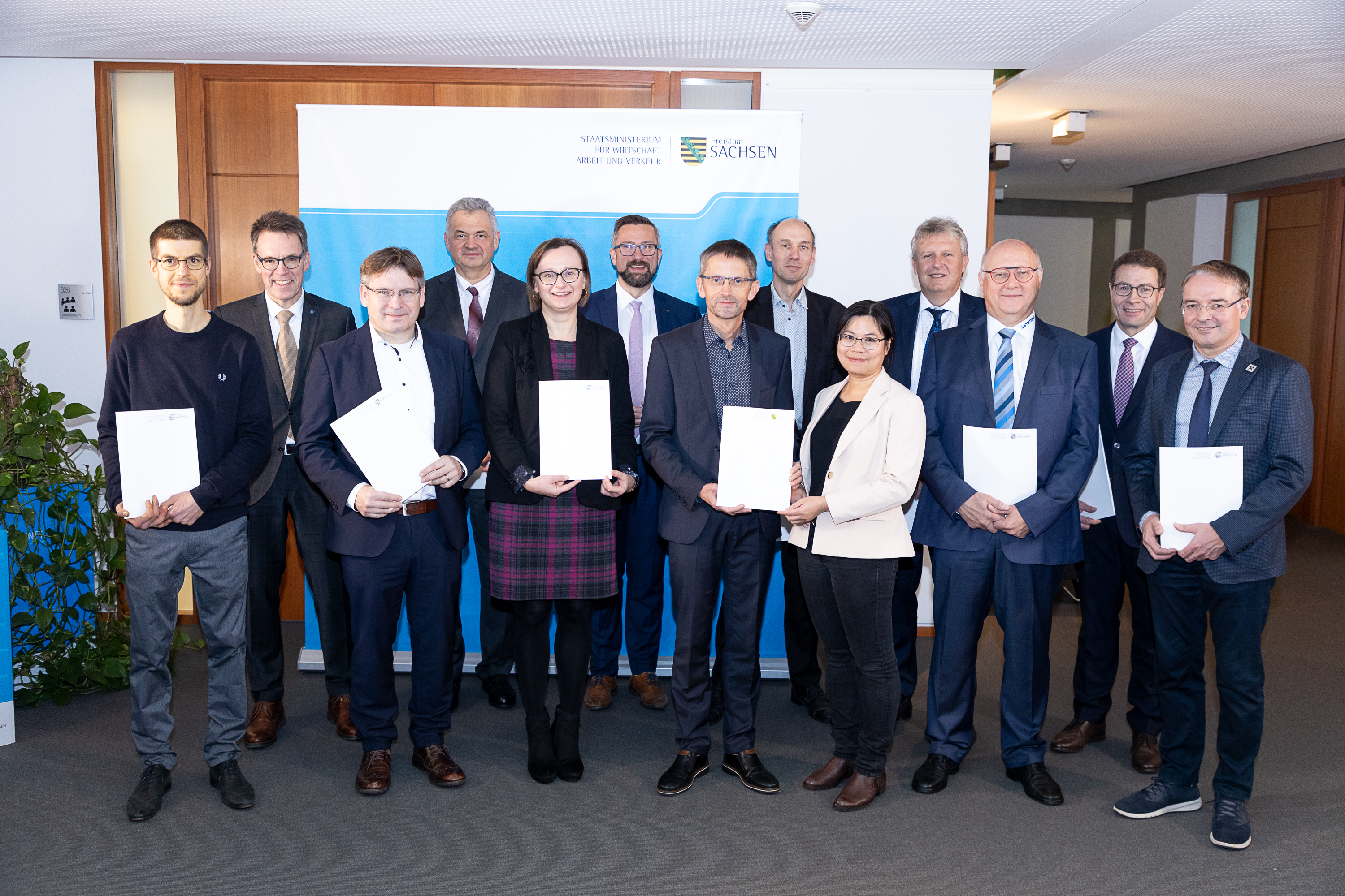 Saxony's State Minister for Economic Affairs, Labor, and Transport Martin Dulig (6th from left) personally handed over the funding decisions totaling 17.7 million euros to the partners of the “Future Mobility” project on November 28, 2023.