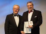 Within the framework of the 20 th anniversary of Fraunhofer at Dresden, Hans-Jörg Bullinger presented the Fraunhofer-Medaille to Eckhard Beyer.
