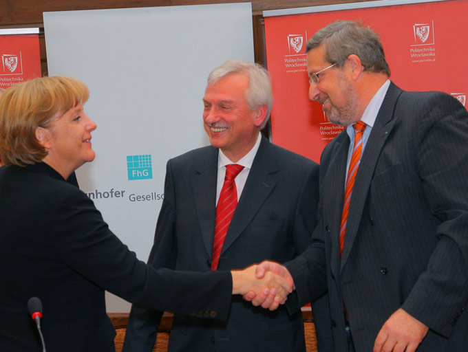 Dr. Angela Merkel wünscht Prof. Beyer viel Erfolg beim Aufbau des deutsch-polnischen Forschungszentrums