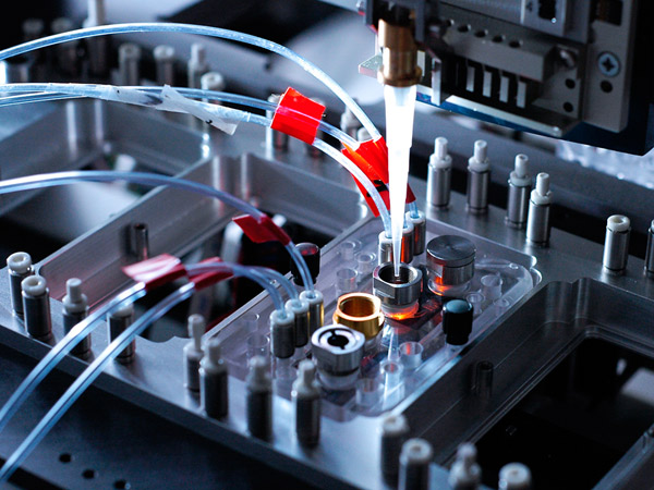 Automated filling of a multi-organ chip via pipette in the robotic multi-portal system