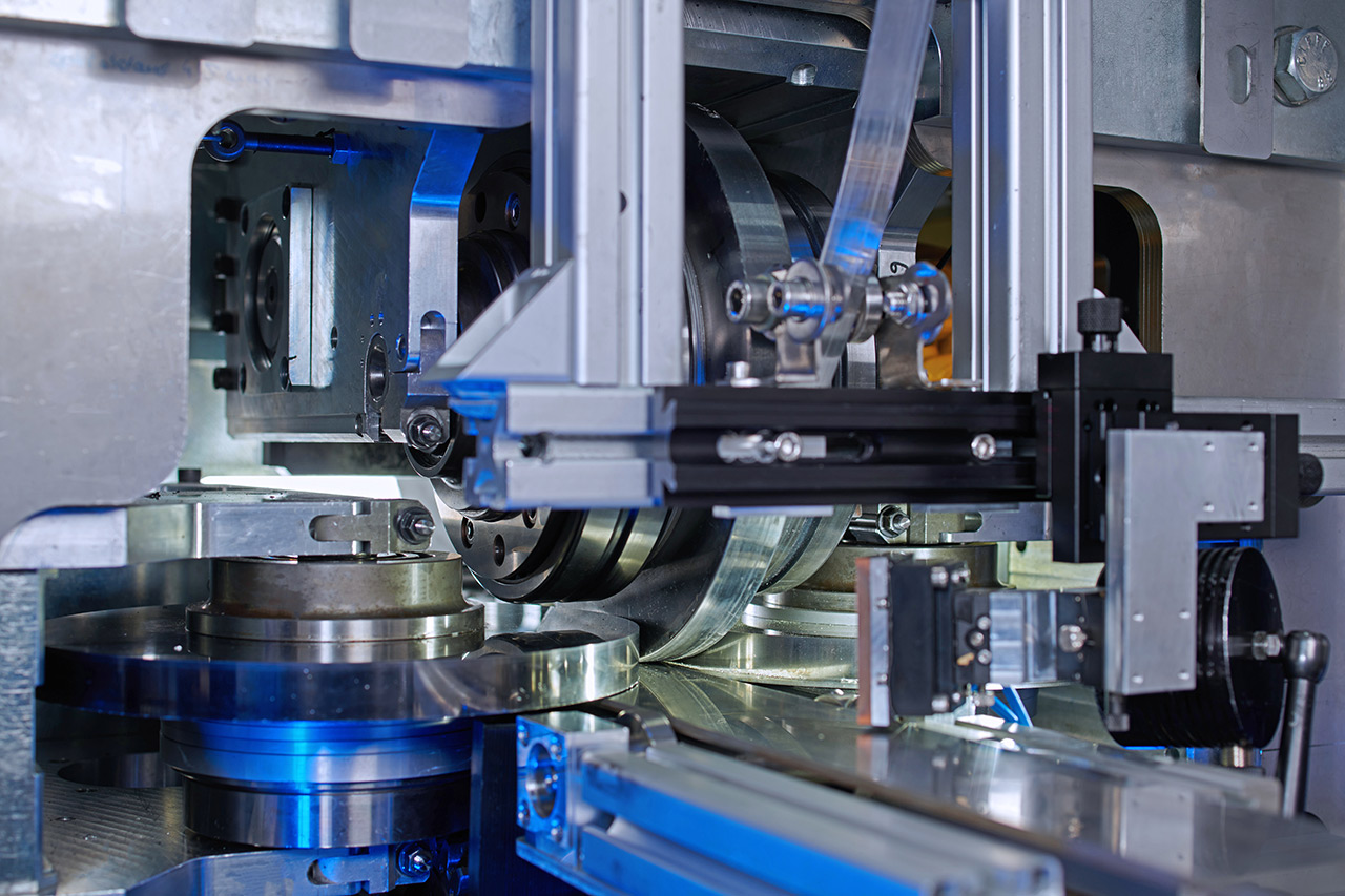 Sandwich metal structures can be produced particularly efficiently in the roll-to-roll process. This opens up new lightweight construction perspectives. Sandwich metal structures can be produced particularly efficiently in the roll-to-roll process. This opens up new lightweight construction perspectives.