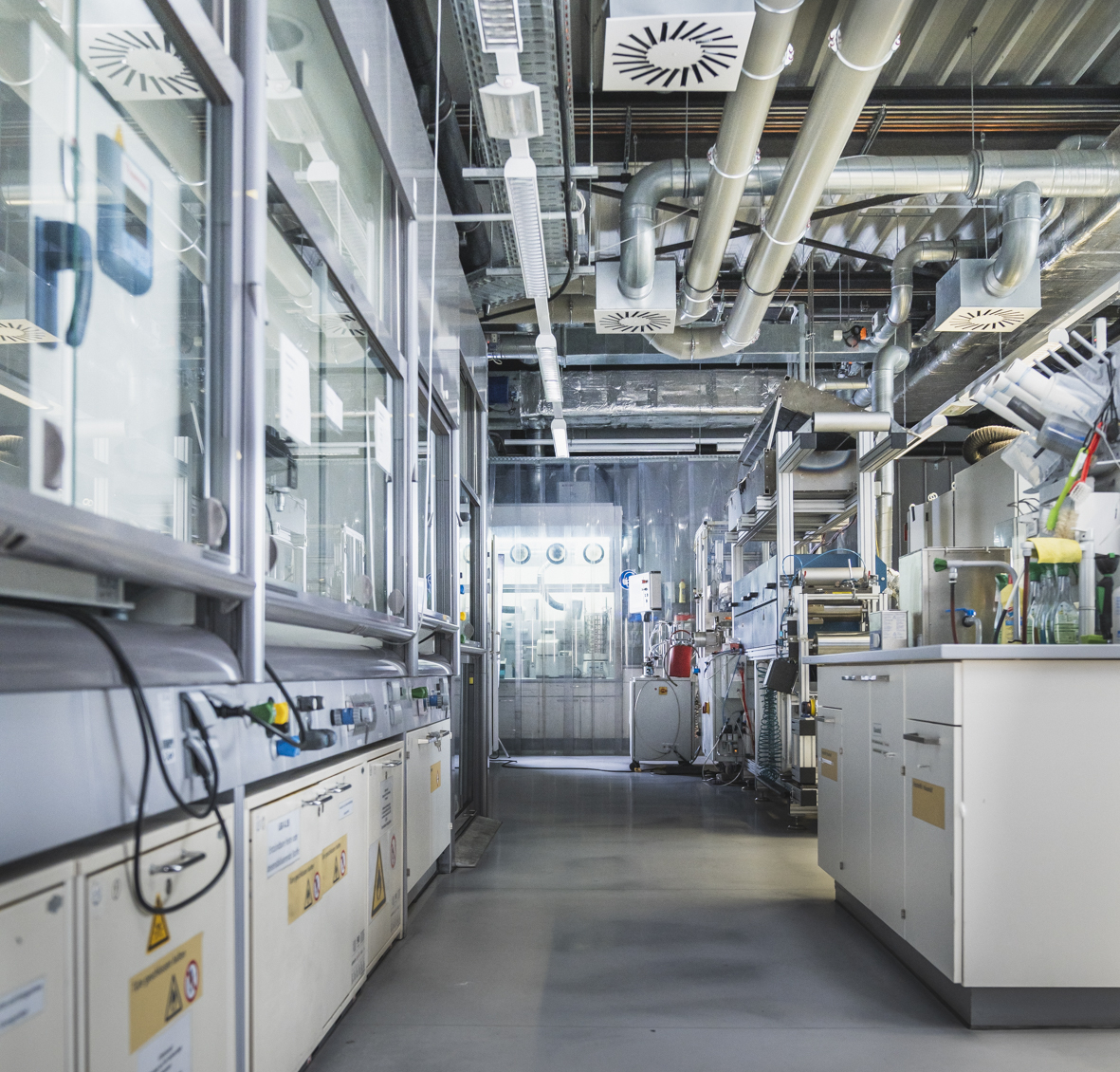 Lab for material preparation and electrode manufacturing at Fraunhofer IWS.