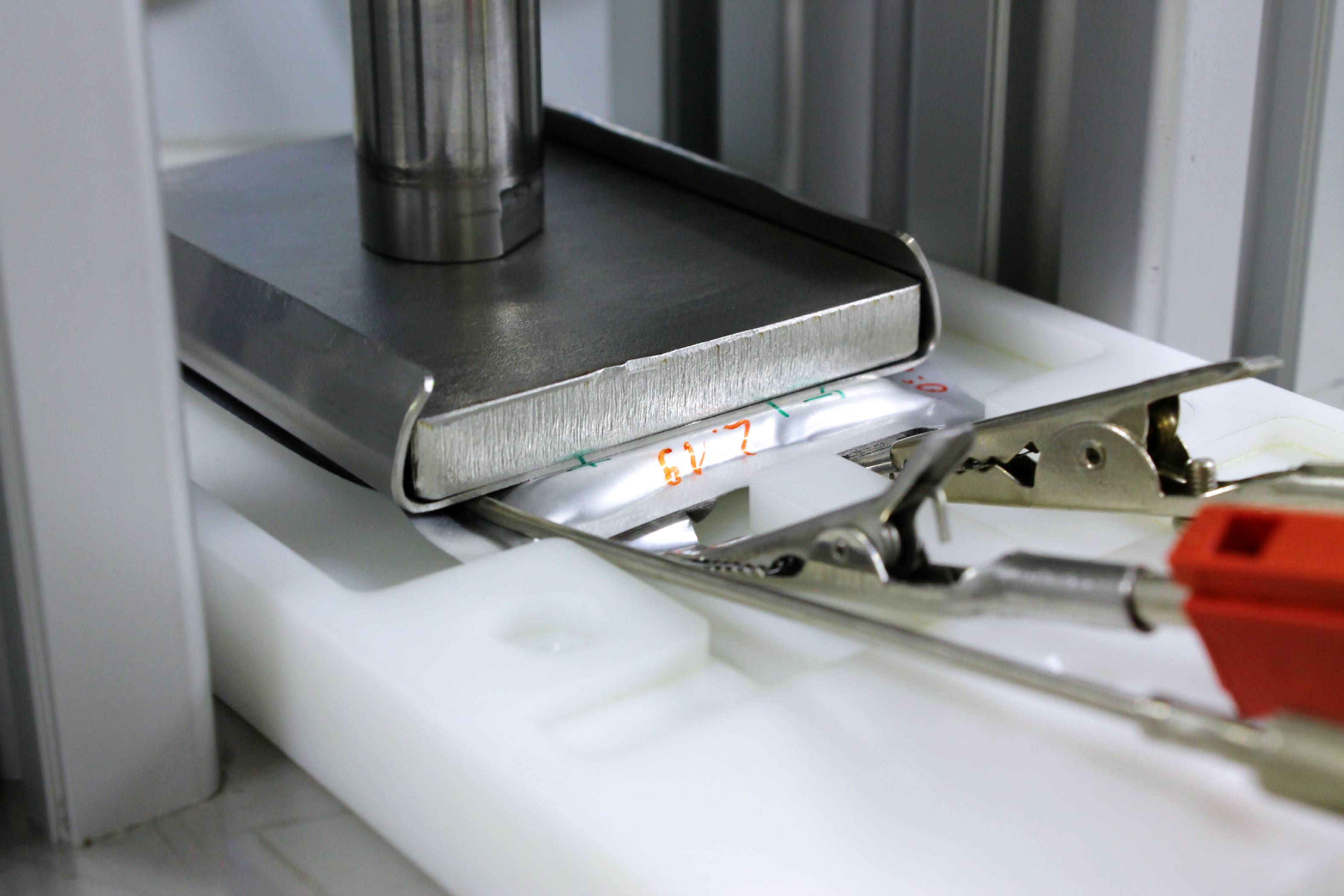 By minimizing volume changes at the electrode level in Li-S and LIB prototype cells, high energy densities are to be detected at the cell level with simultaneous minimal thickness changes via the charge state.