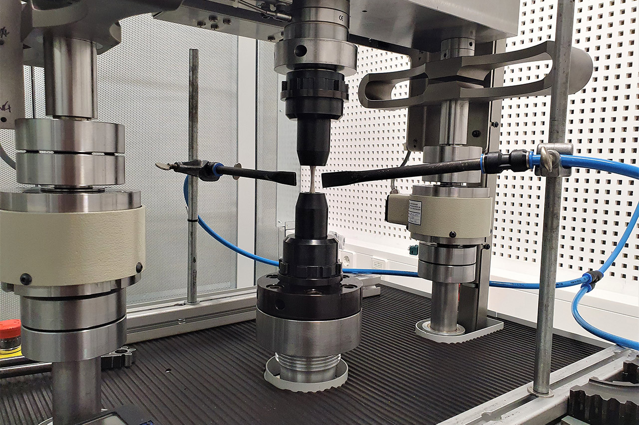 Additive built fatigue specimen in the Fraunhofer IWS high frequency fatigue test rig "Gigaforte 50". Additive built fatigue specimen in the Fraunhofer IWS high frequency fatigue test rig "Gigaforte 50".