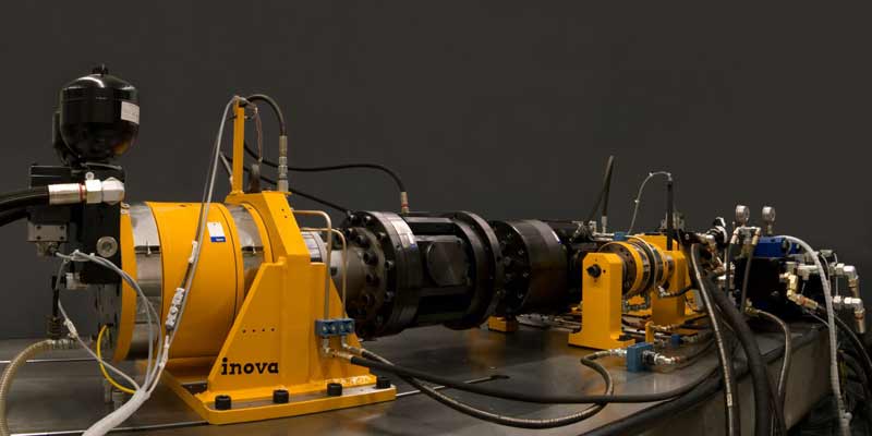 The torsion-axial testing machine allows combined and thus very application-oriented loading of load transmission elements, which is utilized in particular for laser beam welded shaft-hub connections.