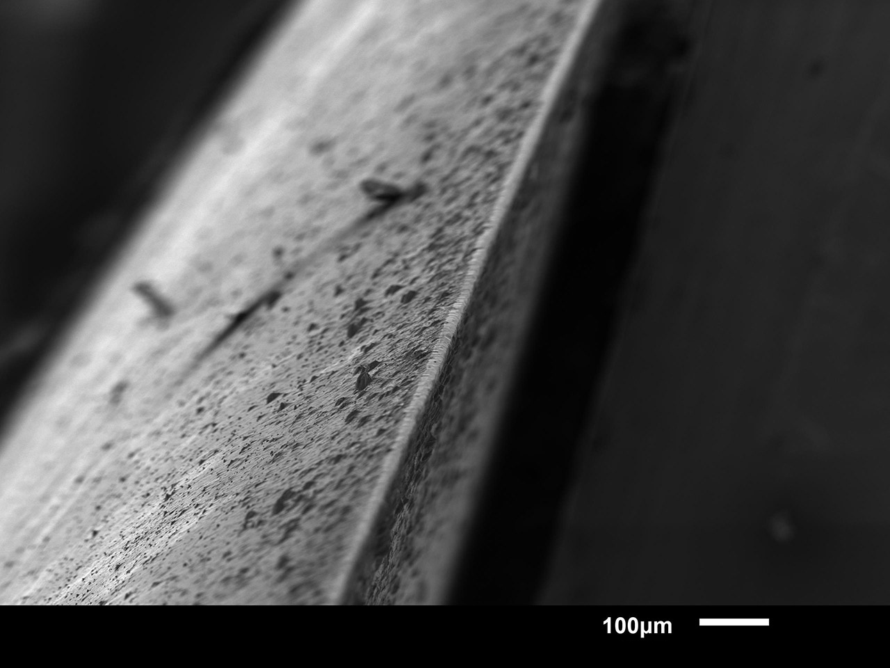 Cutting edge of a cutter knife coated using the new edge coating technology. Edge rounding due to the grown-on coating was largely avoided. Cutting edge of a cutter knife coated using the new edge coating technology. Edge rounding due to the grown-on coating was largely avoided.