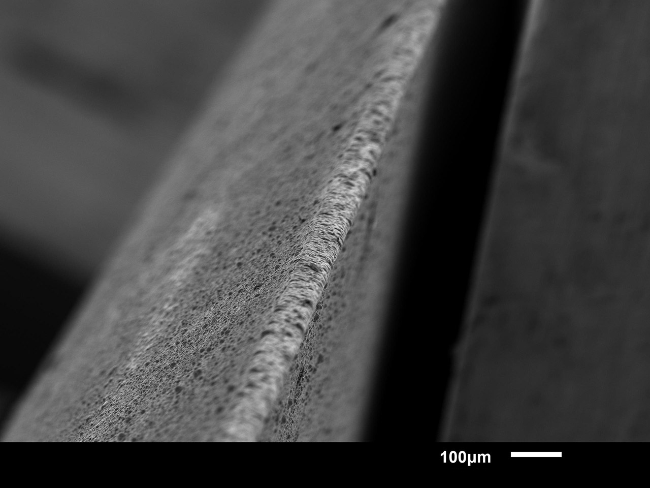 Cutting edge of a cutter knife coated with a standard process. Despite the same initial geometries and the same coating thicknesses (cf. picture above), the edge radius is significantly increased by the coating, and the knife is blunt. 